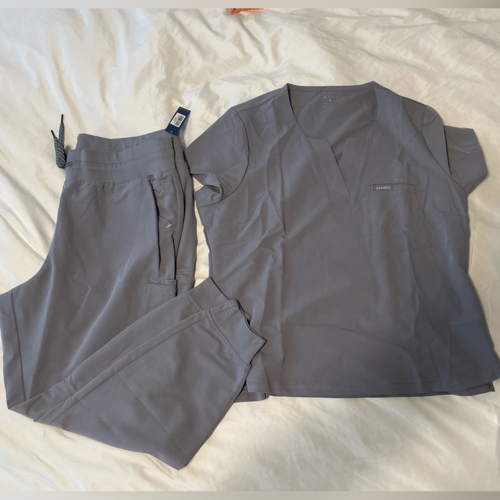 Jaanuu scrub set